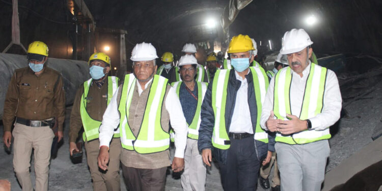 Hindistan'daki tünel kazasında kurtarma çalışmaları sürüyor