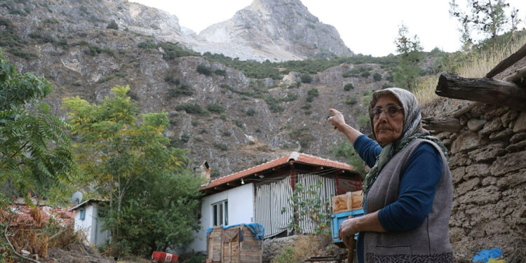 Honaz'da mahalleliden taş ocağı tepkisi