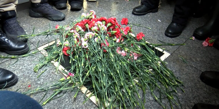 Hrant Dink'in öldürüldüğü yerde karanfilli protesto