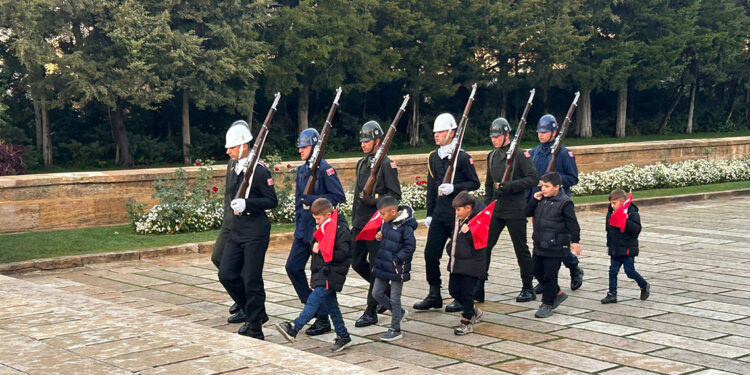 Iğdır'da 'Saygı Nöbetçileri'ni canlandıran öğrenciler, Anıtkabir'de