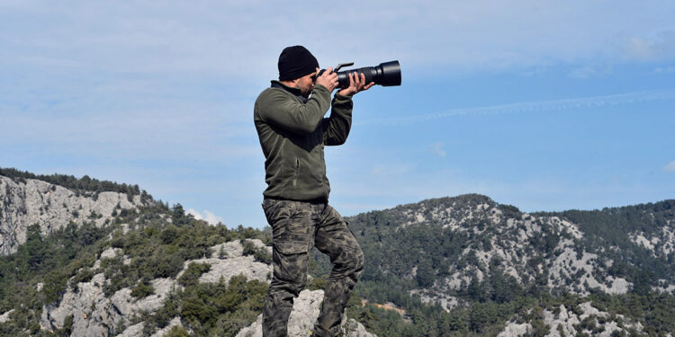 İnşaat işçisi doğa fotoğrafçısı