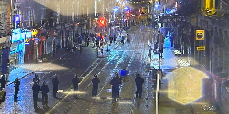 İrlanda'da bıçaklı saldırı sonrası şiddet olayları