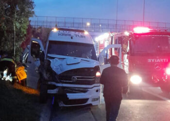 İşçi servisi otomobile çarptı: 14 yaralı