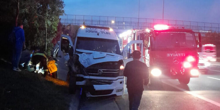 İşçi servisi otomobile çarptı: 14 yaralı