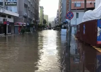 İskenderun sokakları su altında kaldı