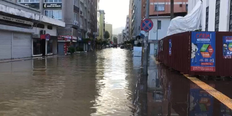 İskenderun sokakları su altında kaldı