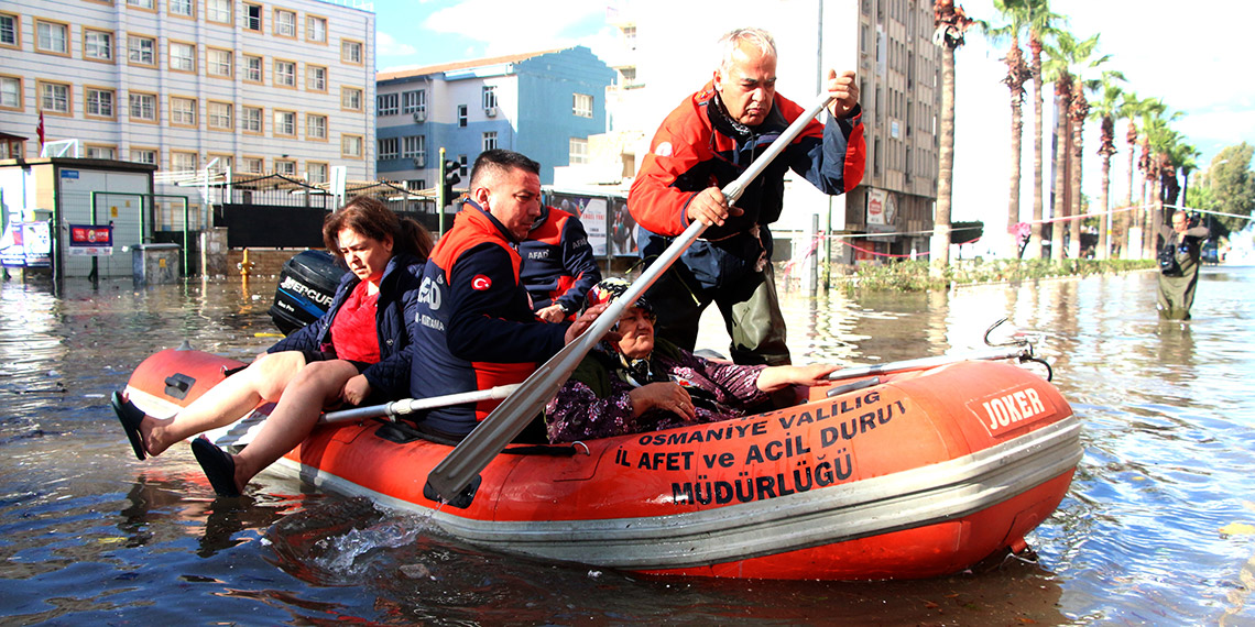 Dün gece etkili olan sağanak ve fırtına nedeniyle İskenderun sokakları su altında kaldı.