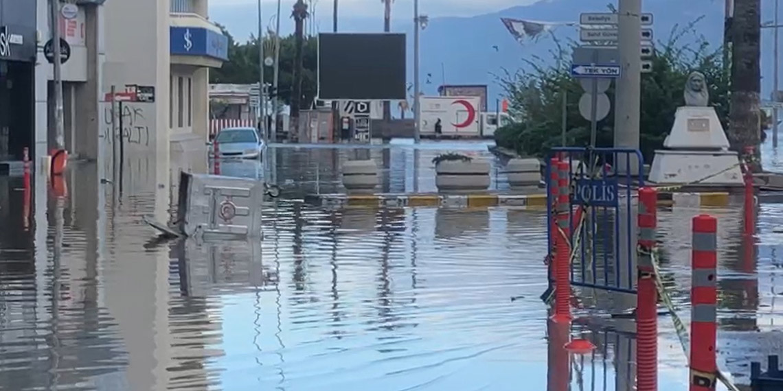 İskenderun sokakları su altında kaldı