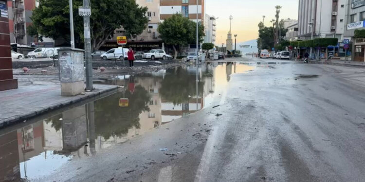 İskenderun'da lodosta sokaklara dolan su çekiliyor