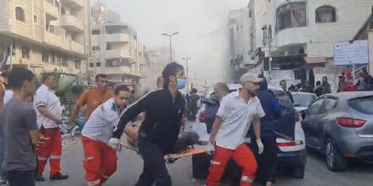 İsrail Al-Quds hastanesi civarını bombalıyor: Çok sayıda yaralı