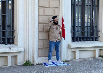 İsrail bayrağının üzerine basıp başına tabanca dayadı