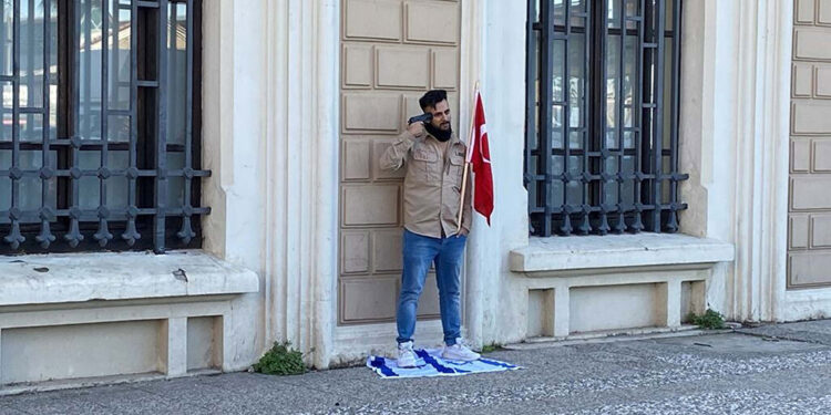 İsrail bayrağının üzerine basıp başına tabanca dayadı