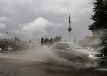 İstanbul Valiliği: Fırtınada 1 kişi öldü