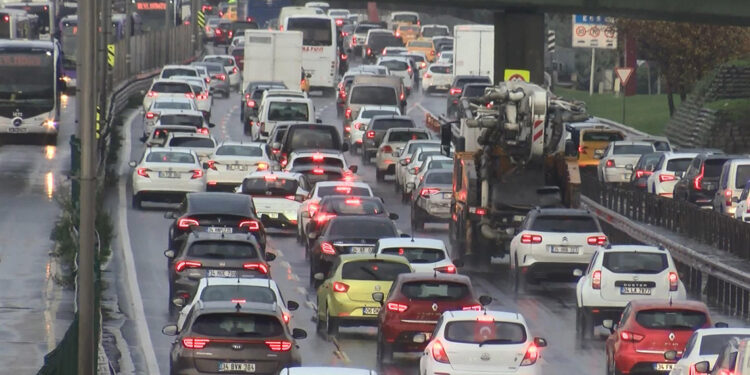 İstanbul'da yağmur nedeniyle ulaşımda yoğunluk yaşanıyor