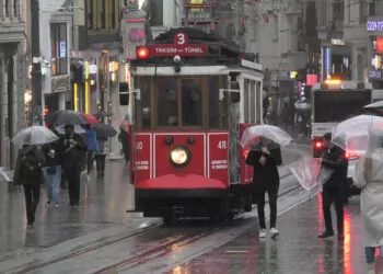 İstanbul'da yağmur ve rüzgar etkili oluyor