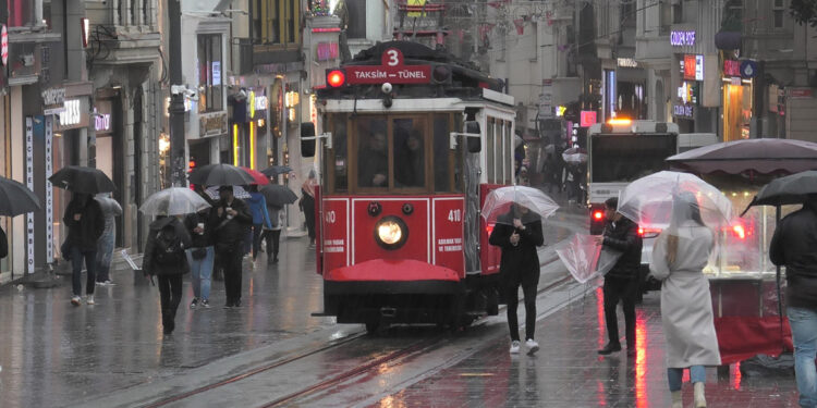 İstanbul'da yağmur ve rüzgar etkili oluyor