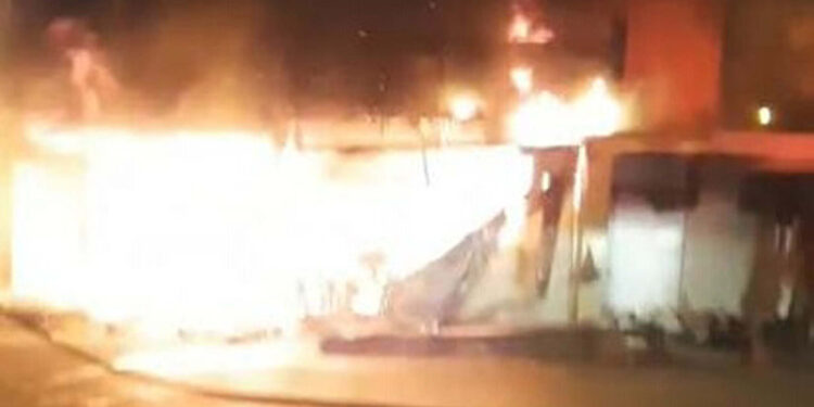 İzmir'de kundaklandığı öne sürülen iş yeri yandı