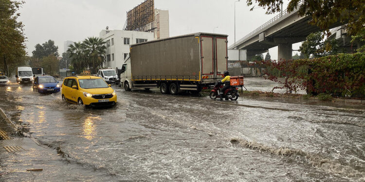 İzmir'de sağanak etkili oldu