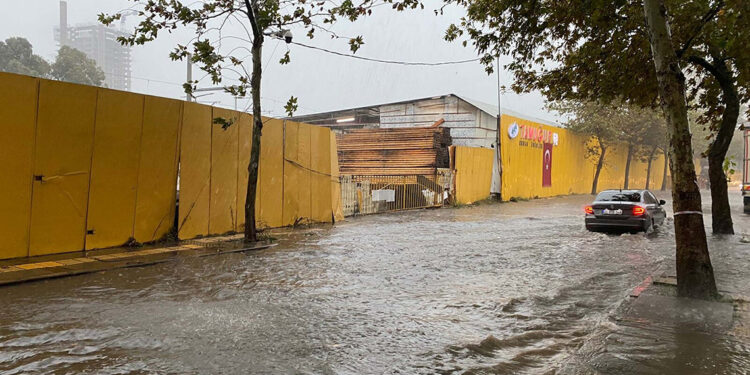 İzmir'de sağanak yağış; cadde ve sokaklar göle döndü
