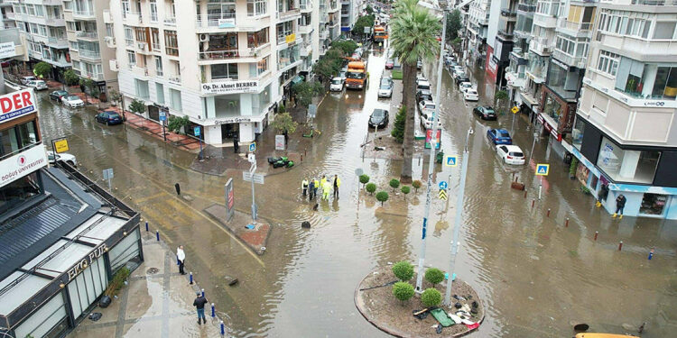 İzmir'deki taşkın; bini aşkın ev ve iş yeri etkilendi