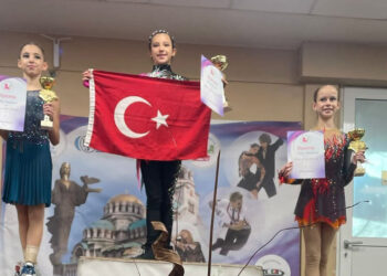 İzmirli sporcular Buz Pateni Yarışması’nda 3 madalya kazandı