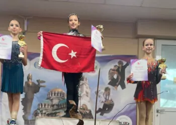 İzmirli sporcular buz pateni yarışması’nda 3 madalya kazandı