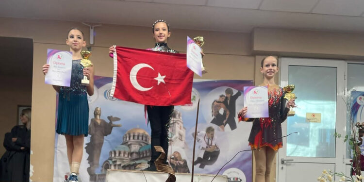 İzmirli sporcular Buz Pateni Yarışması’nda 3 madalya kazandı