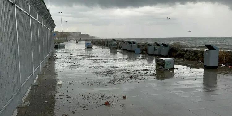 Kadıköy ve bağcılar'da fırtına ile sağanak etkili oluyor