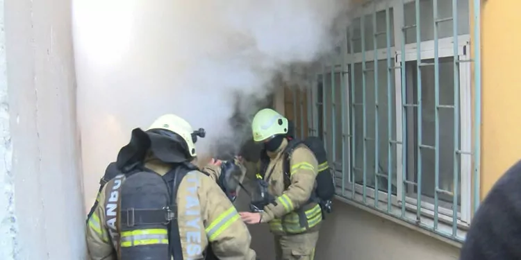 Kadıköy'de 5 katlı binadaki yangında kundaklama iddiası