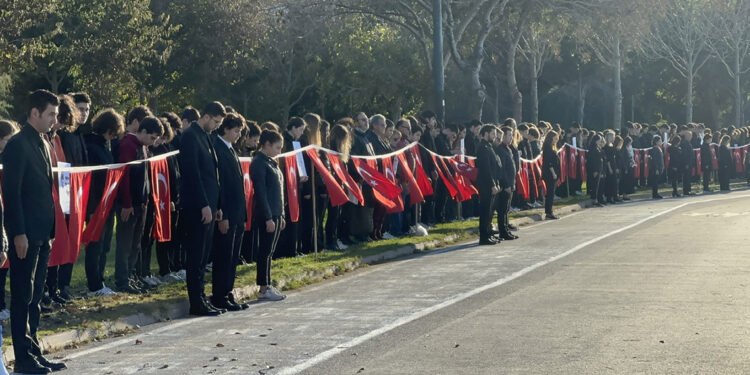 Kadıköy'de 'Ata'ya Saygı Zinciri' 