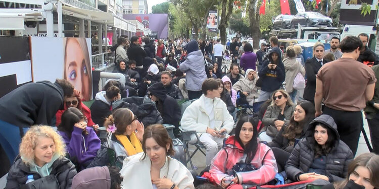 Kadıköy'de ünlü kozmetik mağazası açılışında izdiham 