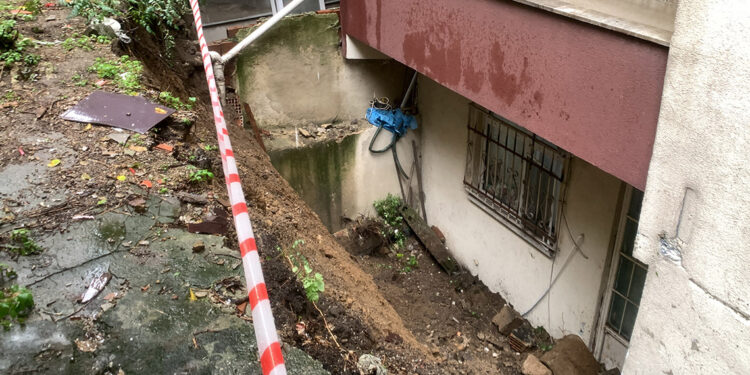 Kağıthane'de binanın istinat duvarı çöktü