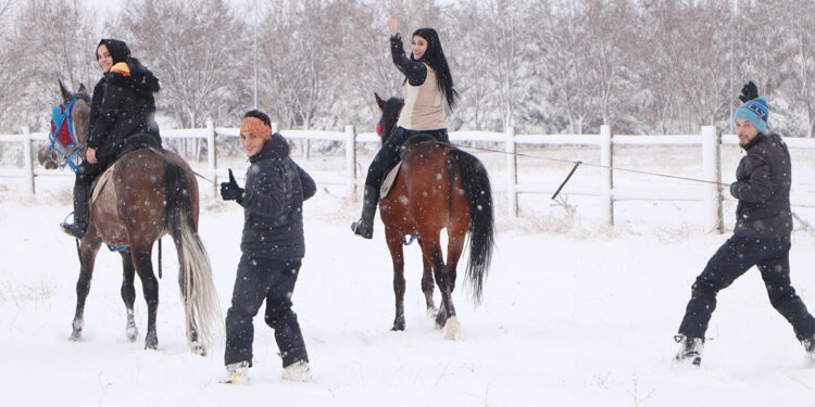 Kampüste atlı kayak 