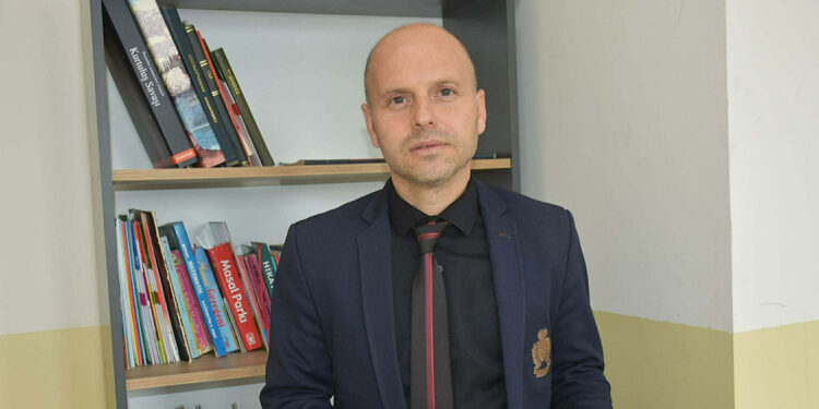 Kanser hastası öğrencisine her akşam online ders veriyor