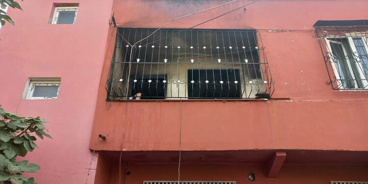 Kapıyı eski eşinin üzerine kilitleyip, evi ateşe verdi