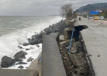 Karadeniz Sahil Yolu'nda fırtına nedeniyle hasar oluştu