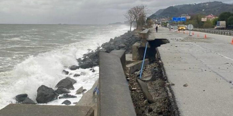 Karadeniz Sahil Yolu'nda fırtına nedeniyle hasar oluştu