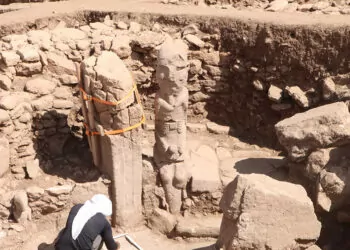 Karahantepe'deki insan heykeline 'kutulu koruma'