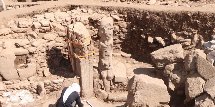 Karahantepe'deki insan heykeline 'kutulu koruma'