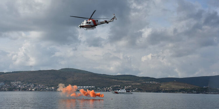 Karantina Adası'nda deprem anında tekne kazası tatbikatı