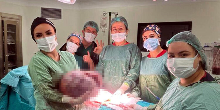 Karın şişliği için gitti, vücudundan 20 kiloluk kitle çıkarıldı