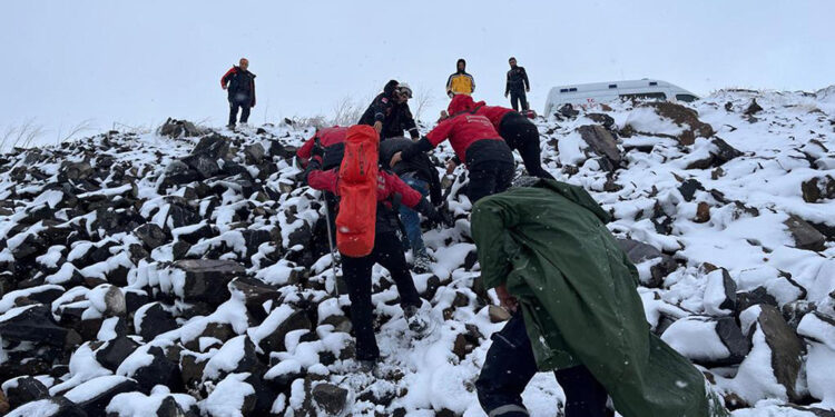 Kars'ta fırtına ve kar, etkili oldu