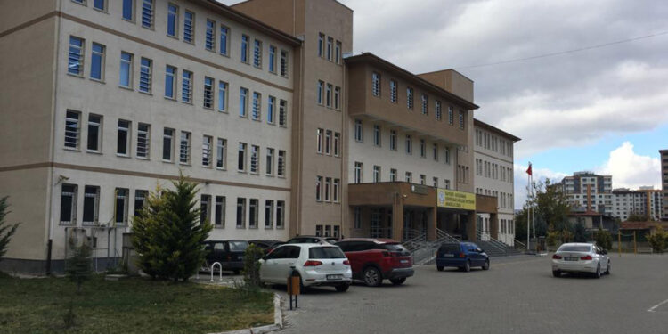 Kayseri’de 7 öğrenci zehirlenme şüphesiyle hastanelik oldu