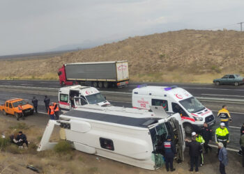 Kayseri'de yolcu midibüsü devrildi: 14 yaralı
