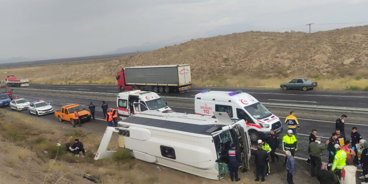 Kayseri'de yolcu midibüsü devrildi: 14 yaralı