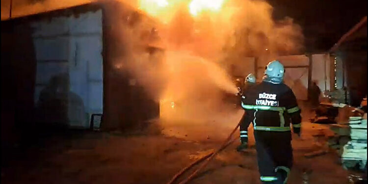 Kereste atölyesindeki yangına 4 saatlik müdahale