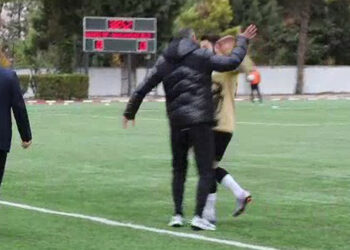 Kırmızı kart gören futbolcusunu tokatladı