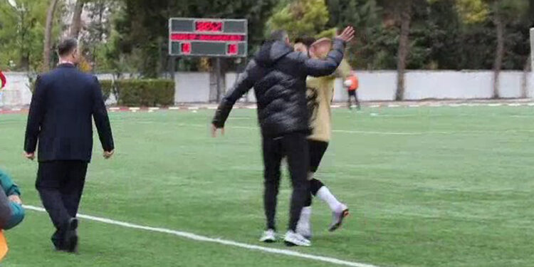 Kırmızı kart gören futbolcusunu tokatladı