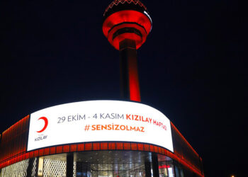 Kızılay Haftası’nda Türkiye'nin sembol yapıları kırmızıya büründü