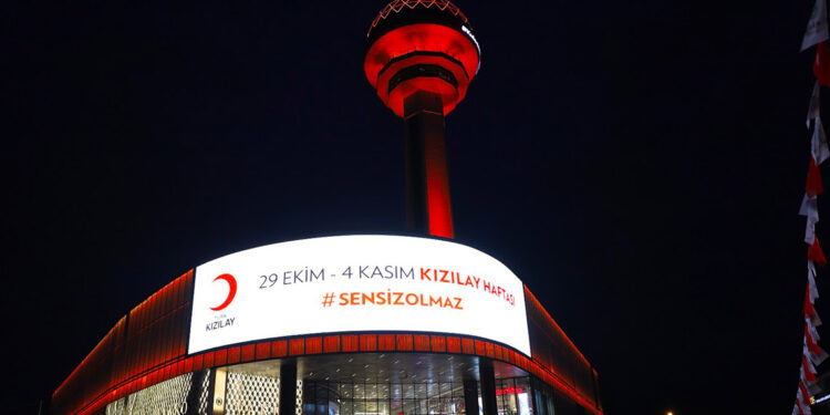 Kızılay Haftası’nda Türkiye'nin sembol yapıları kırmızıya büründü